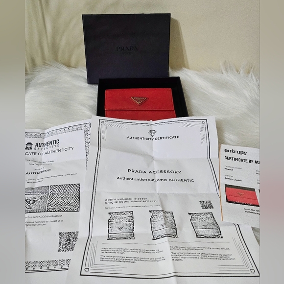❌SOLD❌ ♥️ Prada Wallet ♥️ - Picture 3 of 14